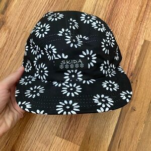 Skida Black Daisy Five-Panel Hat